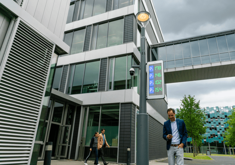 Noul stâlp de iluminat inteligent BrightSites reprezintă o platformă de iluminat și o infrastructură Wi-Fi 4G / 5G la nivel de oraș