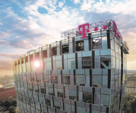 Restructurări masive la Telekom Romania: Angajaţii vor fi înlocuiţi de roboţi