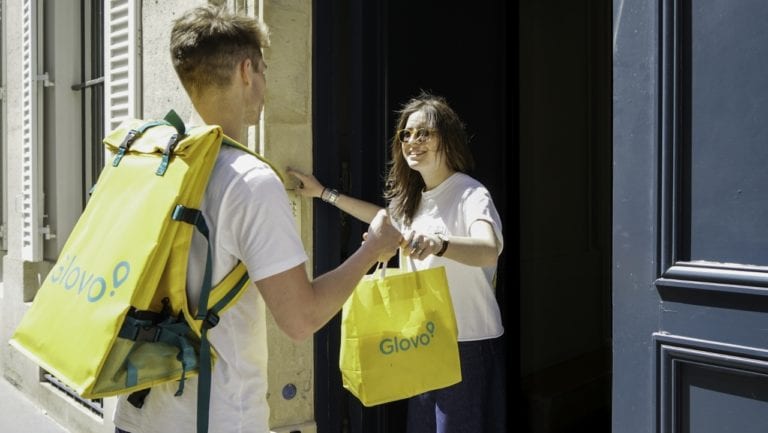 Carrefour încheie un parteneriat strategic cu Glovo pentru un serviciu de livrări rapide disponibil în patru ţări
