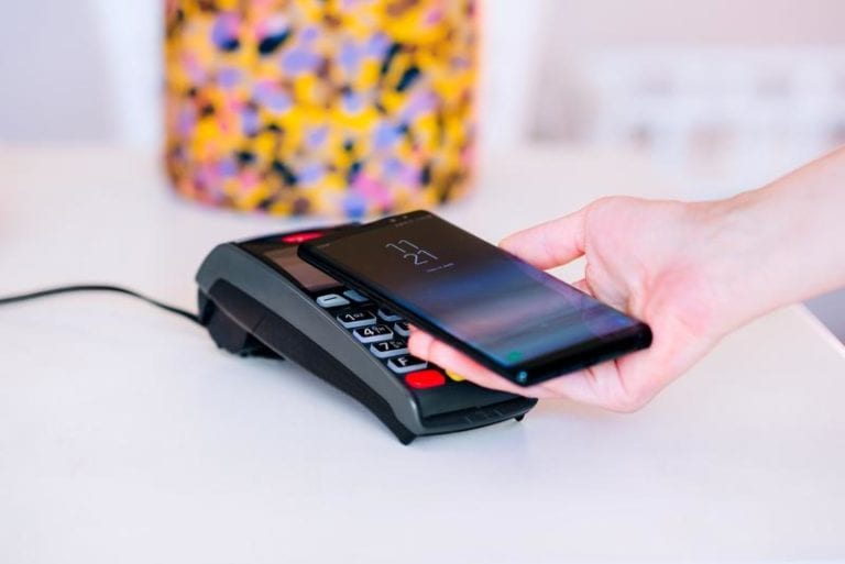 Trend în rândul clienților Băncii Transilvania: Plățile contactless cu cardul, telefonul şi cu accesoriile BT Pay