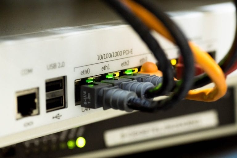 Telekom câștigă în fața Orange și Huawei mega-contractul pentru internet în 4.500 de școli