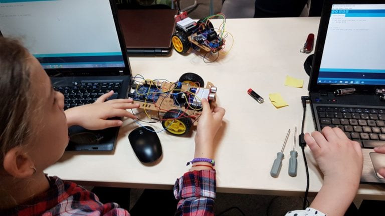 Copiii pasionaţi de tehnologie se pot înscrie gratuit la Atelierele CoderDojo București