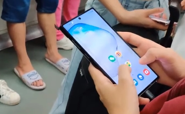 Samsung Galaxy Note10+ filmat în metrou în mâinile unui utilizator