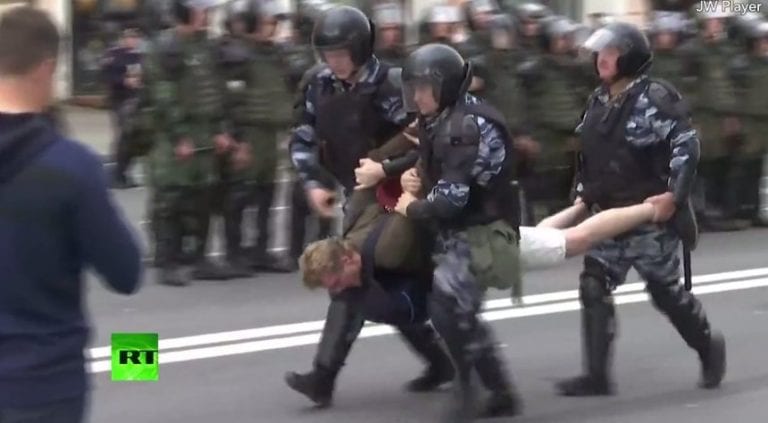 Rusia vrea ca Google să îi împiedice pe utilizatorii YouTube să mai publice informaţii despre protestele politice