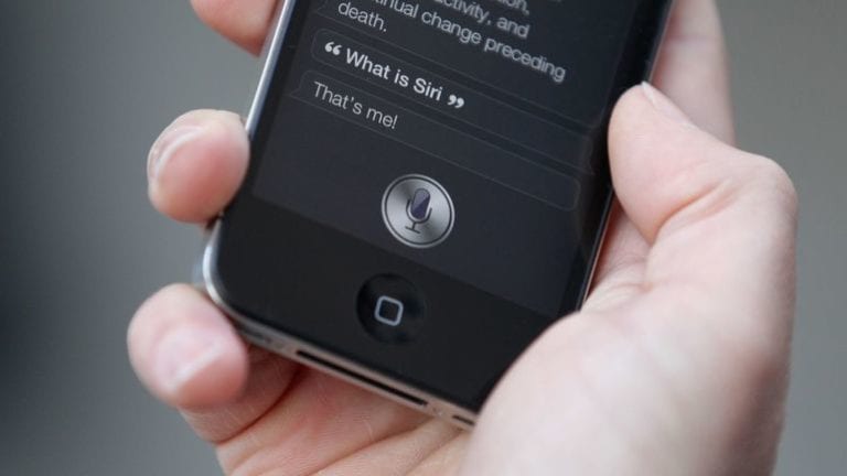 Apple suspendă ascultarea înregistrărilor făcute de Siri