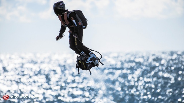 Inventatorul francez Franky Zapata a trecut cu succes Canalul Mânecii la bordul platformei zburătoare Flyboard Air