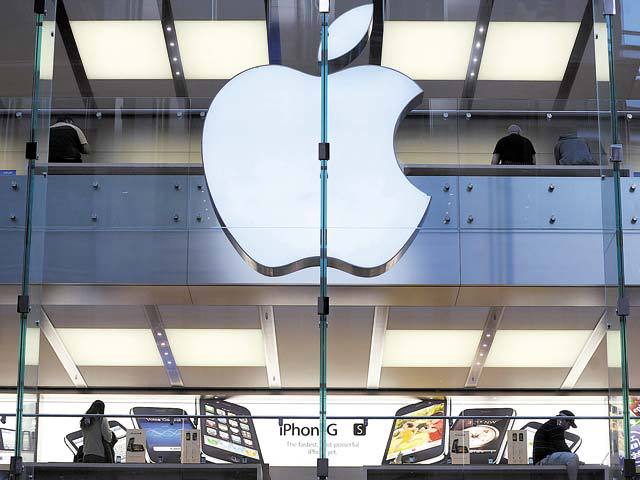 eMAG a investit circa 500.000 de euro în noul Apple Shop din Băneasa. „Procesul de instalare al unui Apple Shop se face în urma unor analize amănunţite întocmite atât de Apple, cât şi de eMAG.“