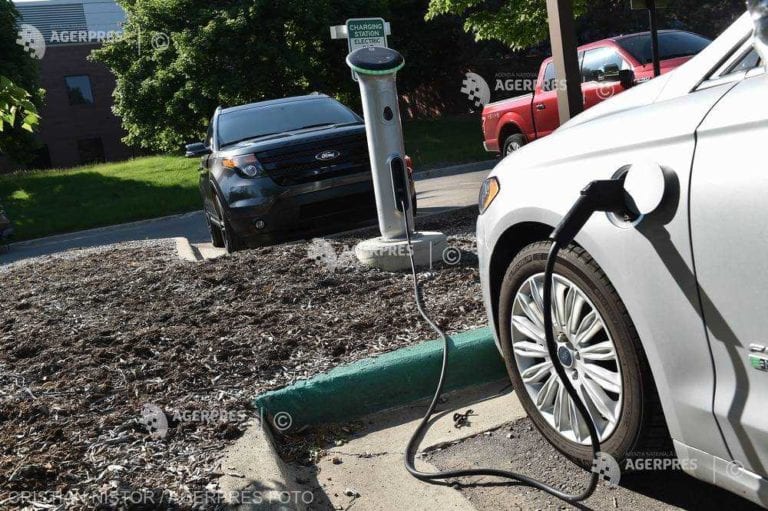 Peste 3.500 de autoturisme ecologice, vândute în România în primele şapte luni (APIA)