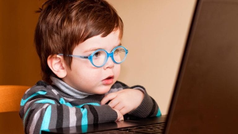 Kaspersky: Opt din zece părinţi sunt îngrijoraţi faţă de siguranţa celor mici în mediul online