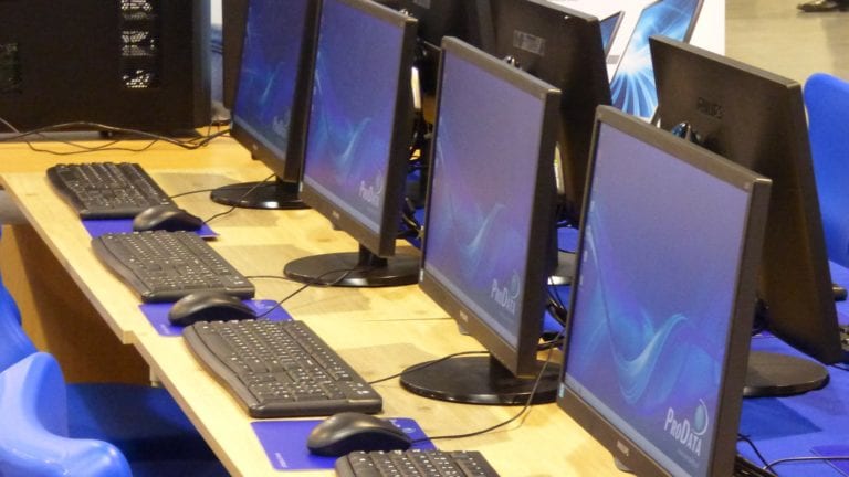 O treime dintre profesorii din mediul urban nu ştiu să folosească tehnologia de care dispun la şcoală – studiu