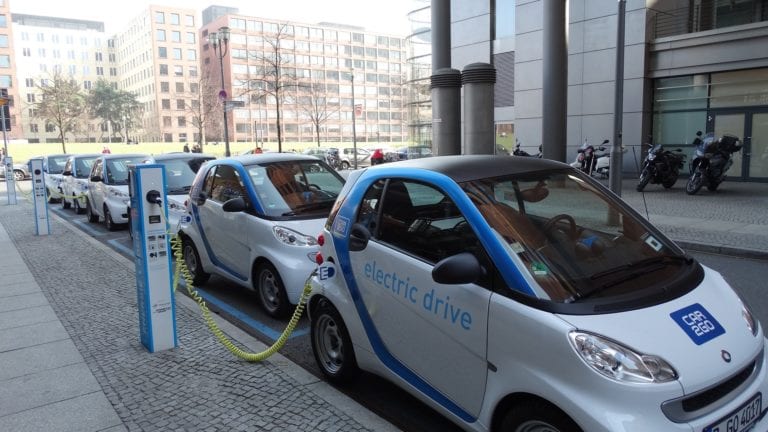 Industria auto din UE solicită Bruxelles-ului să garanteze „dreptul la conectare” tuturor celor care folosesc maşini electrice