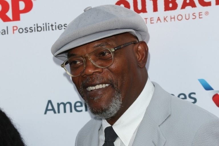 Amazon colaborează cu celebrităţi pentru a creşte utilizarea asistentului virtual Alexa