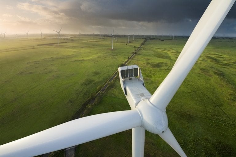 IKEA preia 5 parcuri eoliene românești ale danezilor de la Vestas, cei mai mari producători de turbine eoliene din Europa, cu pierderi și datorii masive. Danezii au injectat bani anterior tranzacției