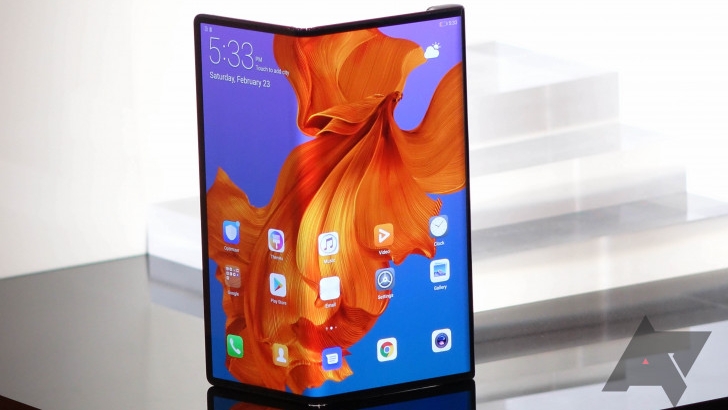 Telefonul pliabil Huawei Mate X a apărut în oferta în oferta unui magazin din România