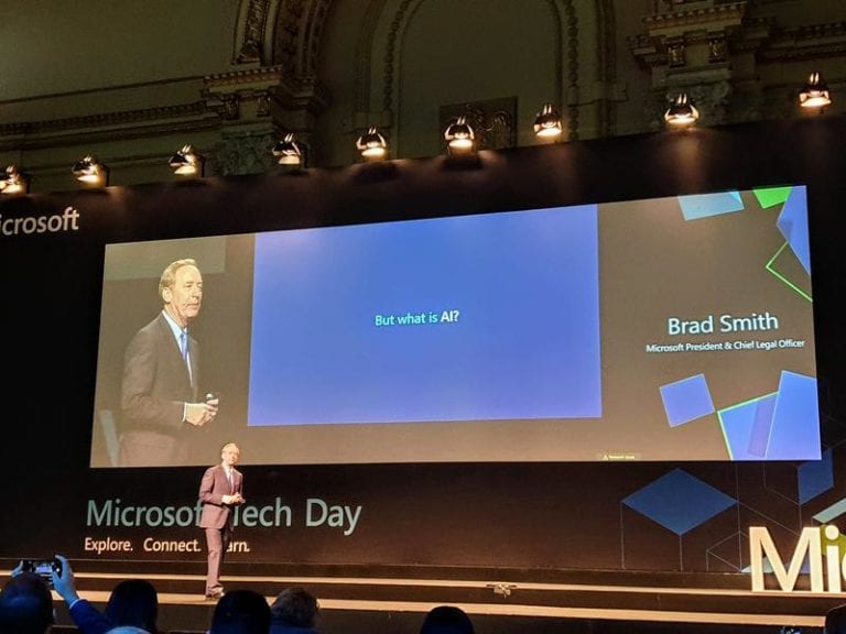 Președintele Microsoft, Brad Smith, a vorbit la București despre automobile și inteligență artificială, prezentând și imagini cu Capitala de acum peste 100 de ani