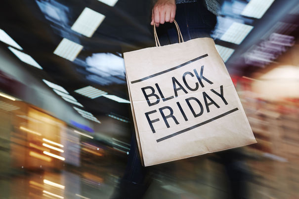 Ce înseamnă reduceri de Black Friday? Un cuptor cu microunde care costa 350 lei acum o săptămână se vinde azi la reducere cu 900 de lei