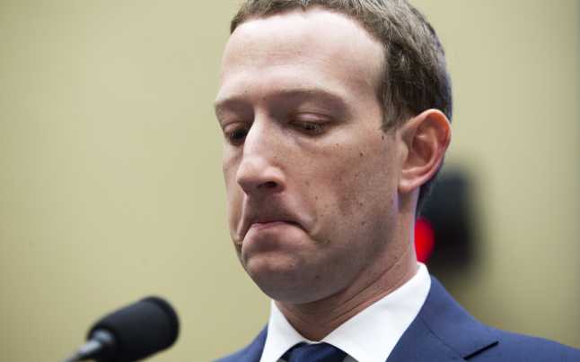 Cum poate spiona Facebook: un bug al aplicaţiei pentru iOS permitea accesul în camera telefonului