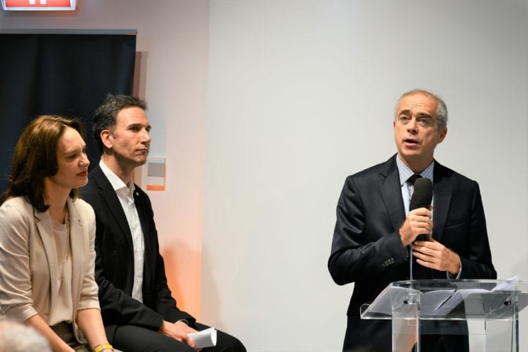 Directorul general adjunct al grupului Orange anunţă la Bucureşti că România este prima ţară în care operatorul lansează servicii 5G. Oraşele 5G Orange sunt Bucureşti, Cluj şi Iaşi