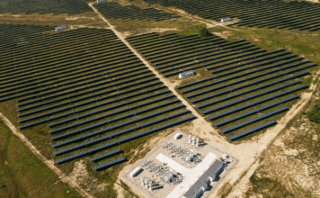 Unul din cele mai mari parcuri fotovoltaice din România „se mută” în Hong Kong, împovărat de pierderi și datorii