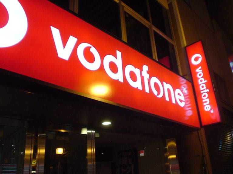 Ironii între giganți. Vodafone România ironizează Orange România pentru lansarea 5G