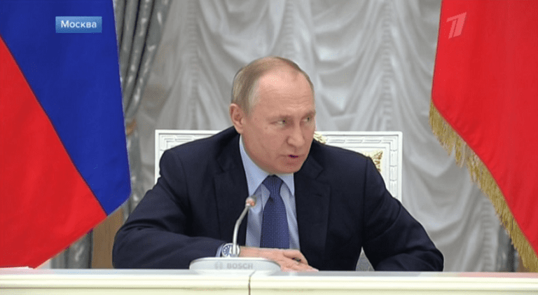 Vladimir Putin a promulgat o lege care impune ca smartphone-urile, computerele şi smart TV-urile vândute în Rusia să aibă preinstalate softuri ruseşti