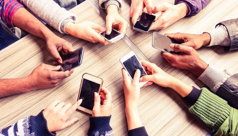 Cum şi-au împărţit profiturile marii producători de telefoane