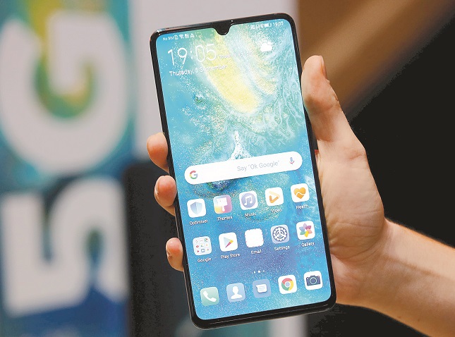 Grupul Vodafone, care foloseşte Huawei în „creierul“ reţelelor sale globale, inclusiv în România, va cere premierului britanic să nu blocheze total produsele gigantului chinez. „Două comitete parlamentare britanice au ajuns la concluzia că nu există niciun motiv tehnic de a interzice Huawei în construcţia de reţele 5G.“