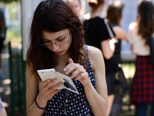 Puteţi trăi fără telefon mobil ? O nouă lege ar putea interzice copiilor să folosească un telefon mobil până la varsta de 21 de ani