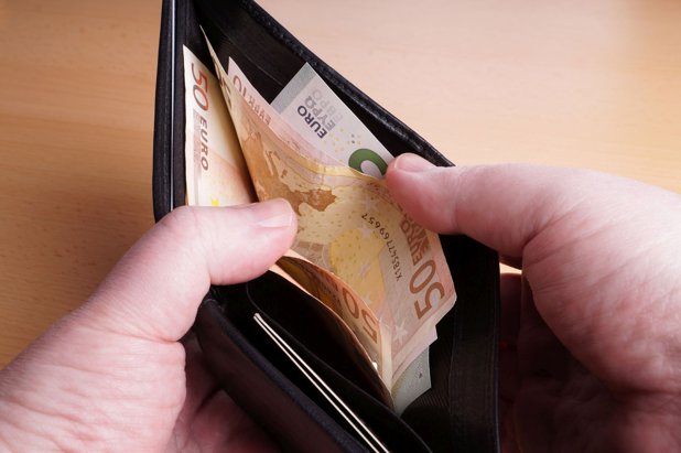 Un bancher european: Lansarea e-euro este doar o chestiune de timp. „Dacă băncile centrale cedează controlul asupra circulaţiei banilor către Facebook sau alt emiţător de criptomonede, acestea nu vor mai putea ajuta economia în vreme de criză. Astfel vor apărea şi probleme sociale.“