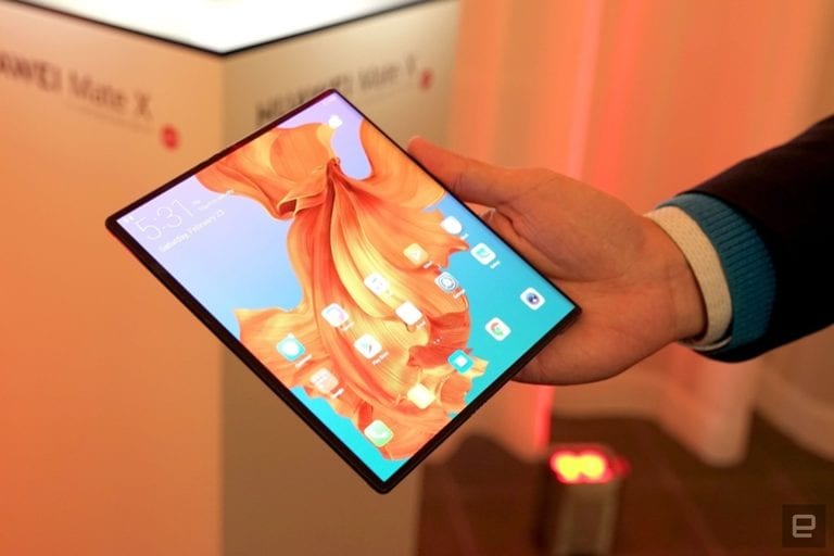 Huawei vinde 100.000 smartphone-uri pliabile pe lună