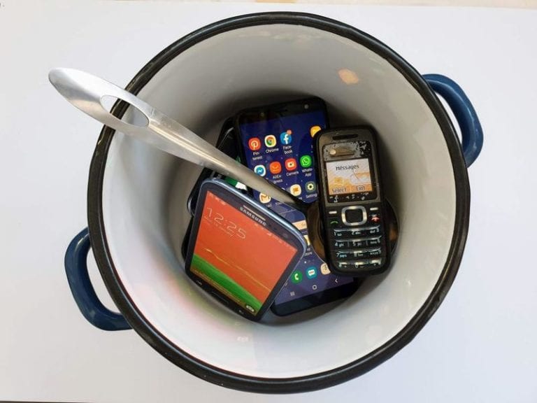 Copiii și smartphone-ul, o relație complicată – La ce vârstă ar trebui să aibă telefon și care sunt diferențele dintre copiii care stau prea mult la ecran și cei care nu sunt dependenți