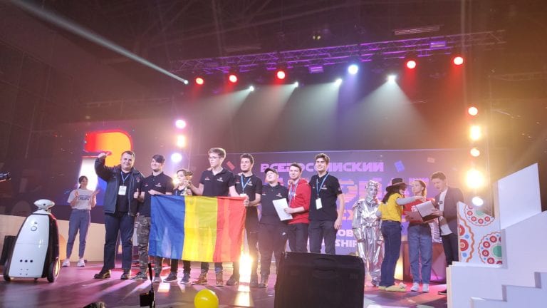O echipă de liceeni din Bucureşti a câştigat cel mai important campionat de robotică din Rusia