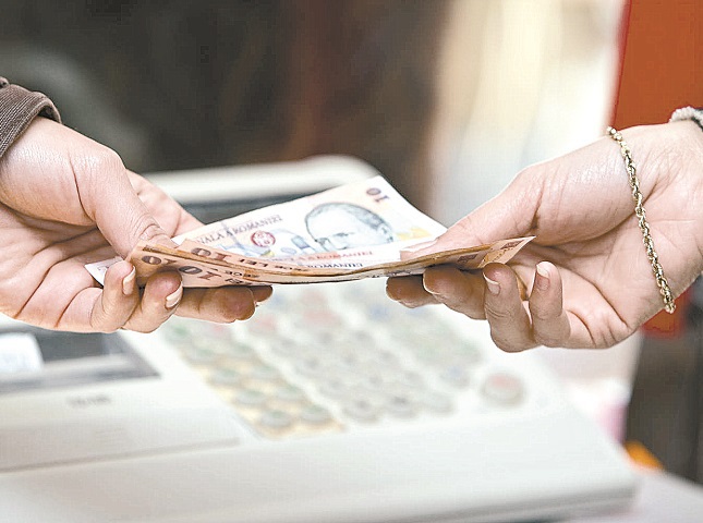 În decembrie 2019 salariul mediu a fost de 3.340 lei net, plus 13%: cei din IT au câştigat 7.689 lei, în timp ce cei care lucrează în fabricile de îmbrăcăminte au câştigat 1.853 lei. „Pentru anul acesta nu estimăm creşteri de salarii pentru mediul privat deosebit de mari.“