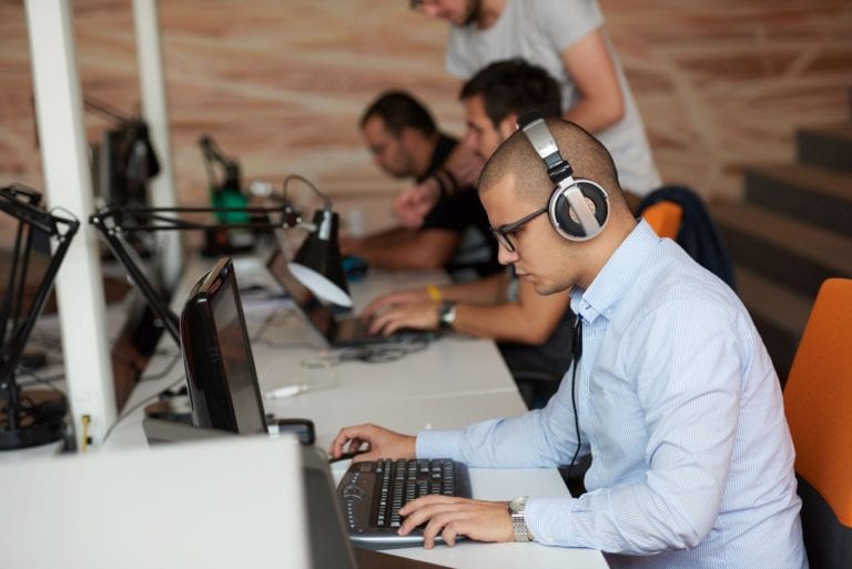 Renunţarea la scutirea de impozit pe venit acordată IT-iştilor ar aduce la buget 1 mld. lei pe an. La finalul anului trecut erau 100.000 de angajaţi din IT&C care beneficiau de scutirea de impozit pe venit, iar salariul mediu brut era de 12.000 de lei, adică 7.800 de lei net