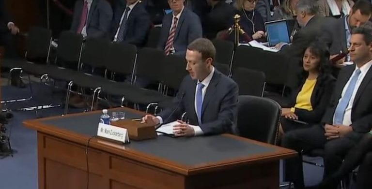 Mark Zuckerberg, criticat și ironizat pentru că și-ar pune angajații să-l usuce la subraț cu foehn-ul înainte de discursurile importante