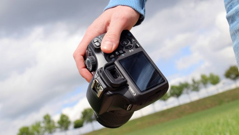 Aparatele foto digitale, pe cale de dispariţie? Vânzările sunt cu 87% mai mici faţă de 2010, cel mai mic nivel din ultimii 20 de ani