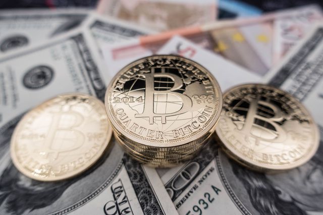 Bitcoin sparge pragul de 10.000 de dolari, ajungând să atingă cel mai înalt nivel din ultimele cinci luni