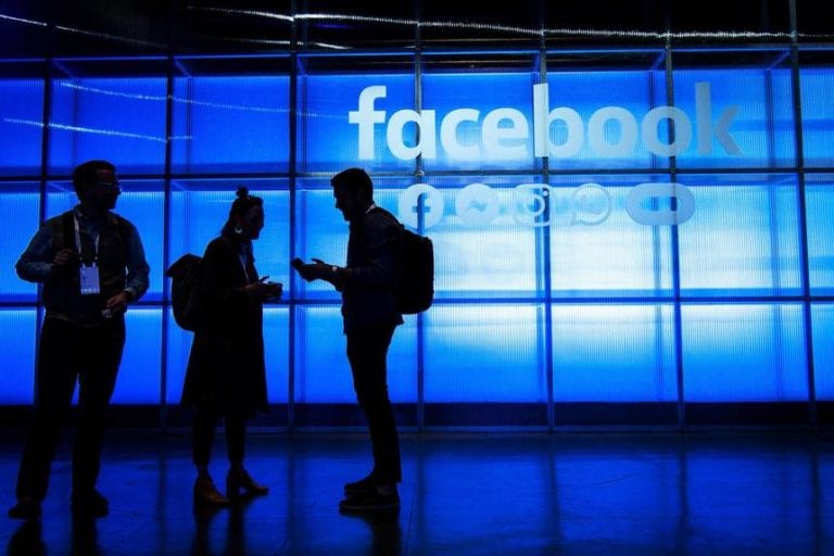 Facebook face cu greu faţă traficului generat de cei care stau acasă. O creştere foarte mare o înregistrează apelurile la care participă mai mult de trei persoane