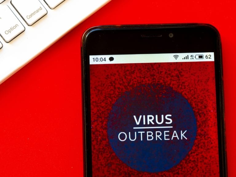 Cum vor hackerii să profite de oameni în pandemie: Un virus troian îţi cere bani ca să vezi persoanele infectate din apropiere