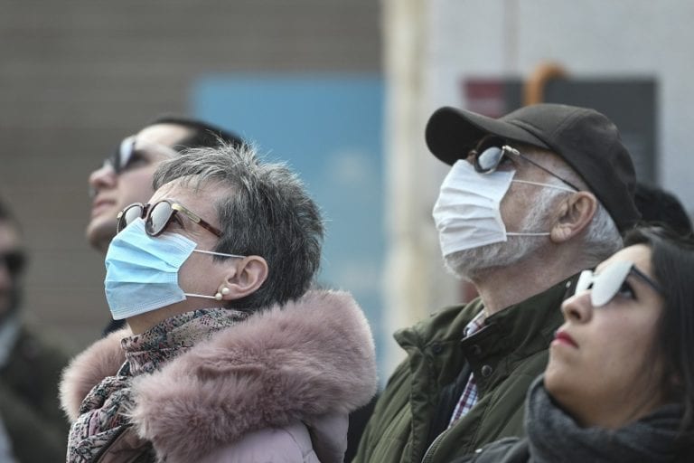 Sharp face măşti de protecţie în loc de televizoare