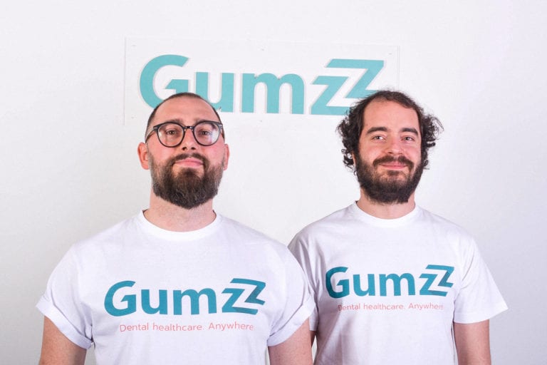 Gumzzz, un start-up clujean care dezvoltă un motor de căutare pentru industria globală de stomatologie, a luat o investiţie de 100.000 de euro