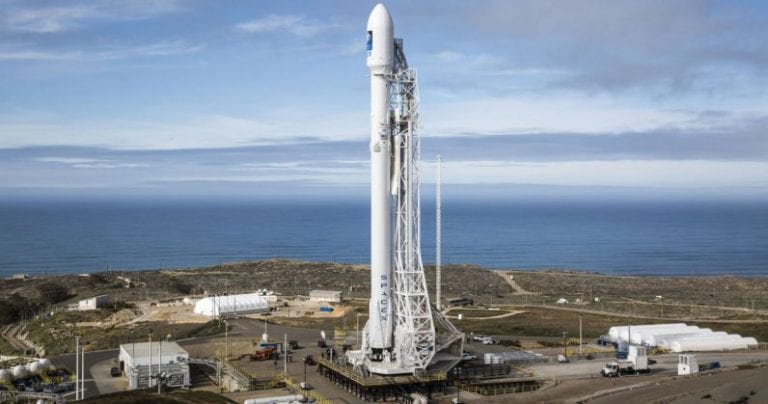 SpaceX va regla luminozitatea satelitilor care agita fanii privitului la stele