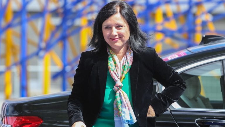 Comisia Europeană va implementa reguli comune pentru folosirea aplicațiilor mobile de monitorizare a extinderii pandemiei noului coronavirus