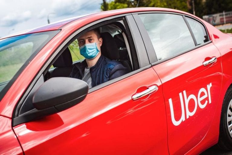 Uber vrea să pună în majoritatea mașinilor din România panouri separatoare din plastic