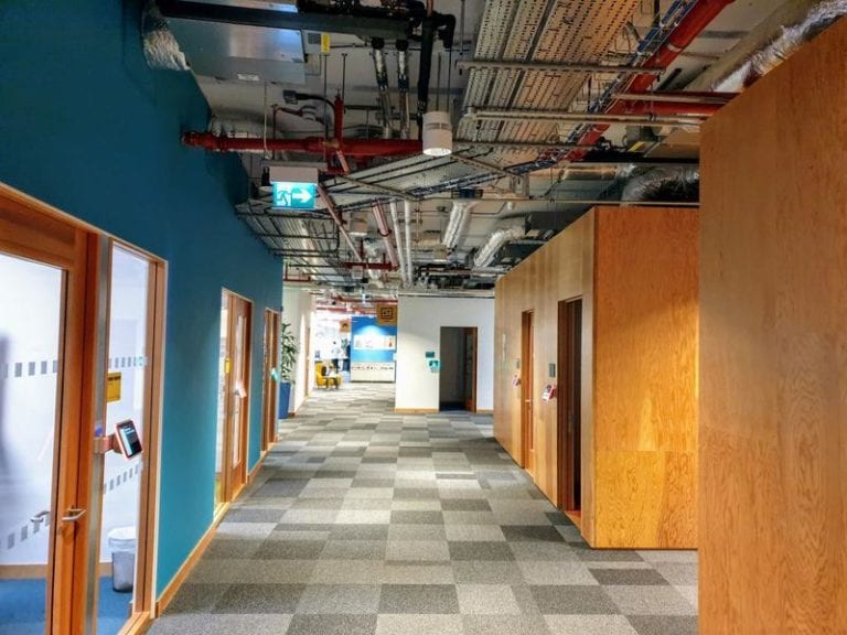 Angajații marilor companii de tehnologie încep revenirea în număr mic la birou. Unii vor lucra doar de acasă de acum înainte