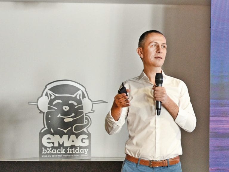 Gigantul eMAG vine cu un nou serviciu: abonament anual pentru livrări rapide şi o perioadă dublă de retur, însă doar pentru unele produse şi doar în 5 oraşe. Retailerul ţinteşte cu noul abonament în primul rând cei peste 500.000 de clienţi ai companiei cu mai mult de 15 comenzi pe an