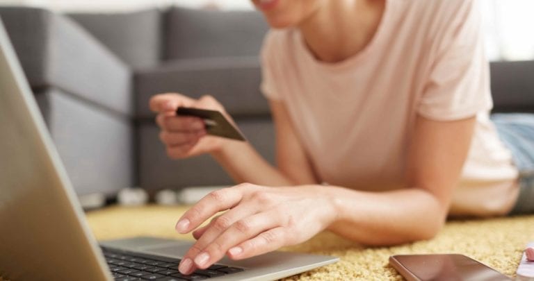 Fashion online în pandemie: s-au vândut foarte bine articolele sportive, plățile cu cardul au crescut cu 50% și s-au făcut campanii de reduceri