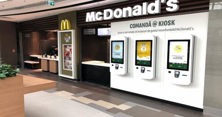 Pandemia accelerează digitalizarea. McDonald’s investește peste 100.000 de euro în digitalizarea restaurantului din București Mall