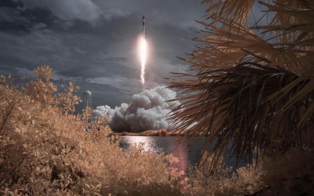 SpaceX şi NASA au lansat, în premieră, un echipaj uman la bordul capsulei Dragon, către Staţia Spaţială. Lansarea istorică a decurs cu succes