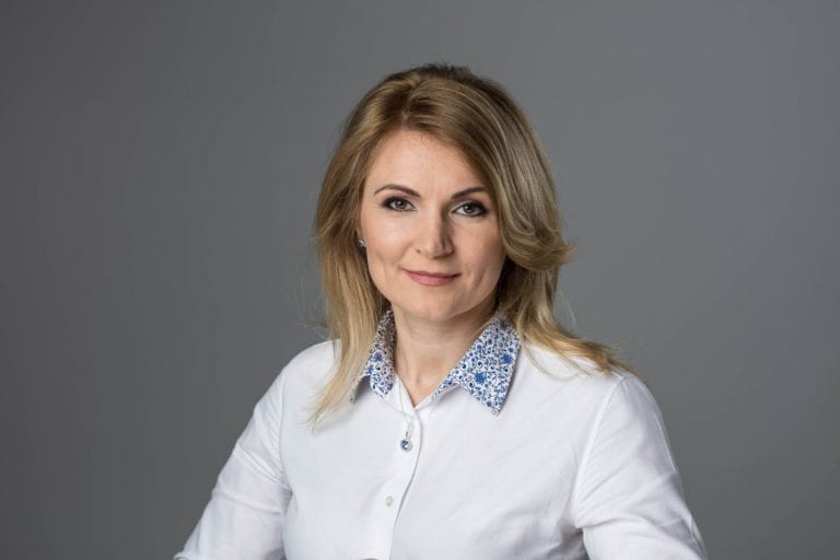 Asociaţia INACO le propune autorităţilor un program naţional, cu finanţare europeană şi naţională, pentru accesul gratuit al elevilor la educaţie digitală. „Fondurile europene ar putea fi o sursă de finanţare viabilă. E nevoie de schimbare şi de sus în jos.“